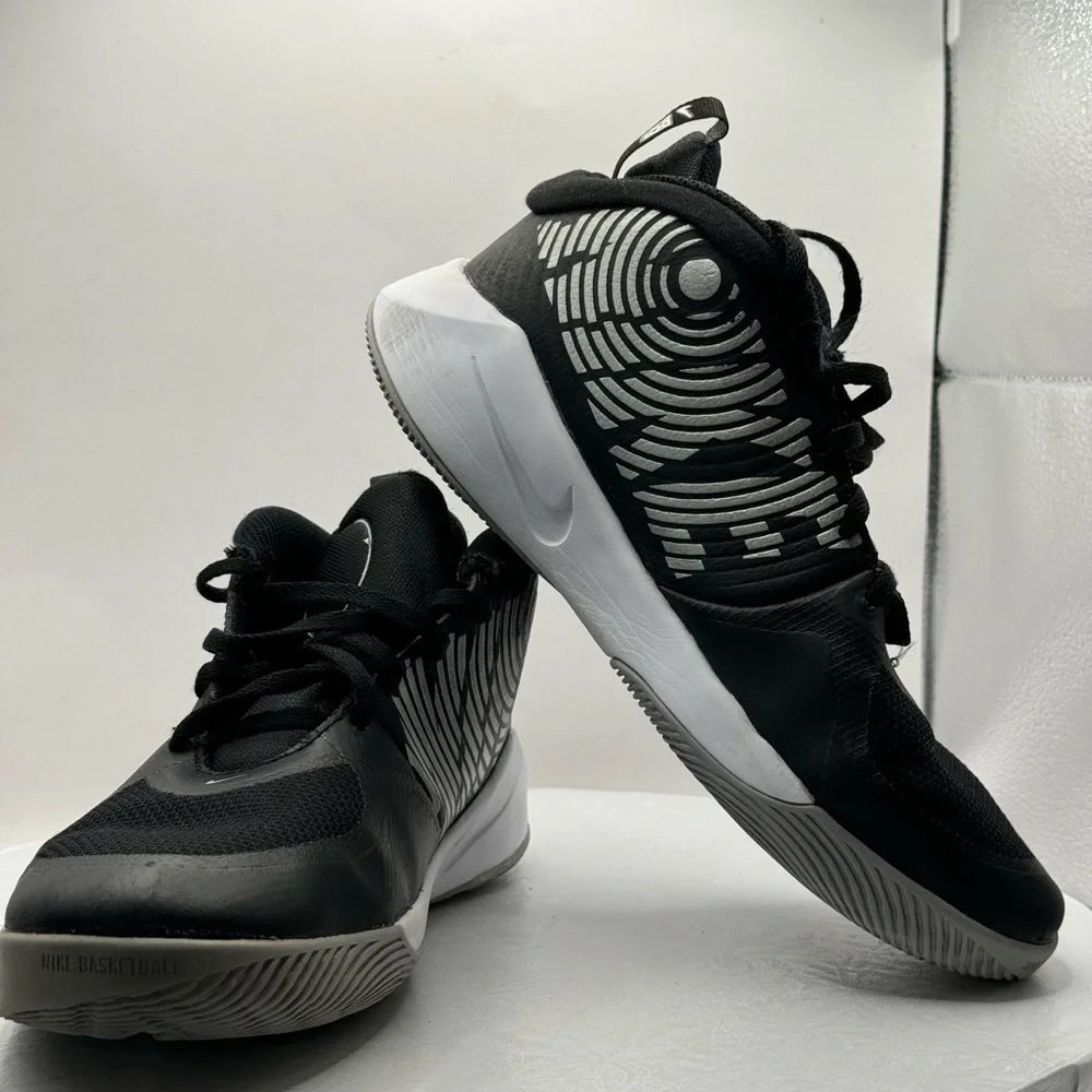 Nike Team Hustle D9 in Black, Silver,‎ and Grey Wolf AQ4224-001 Boys Siz…